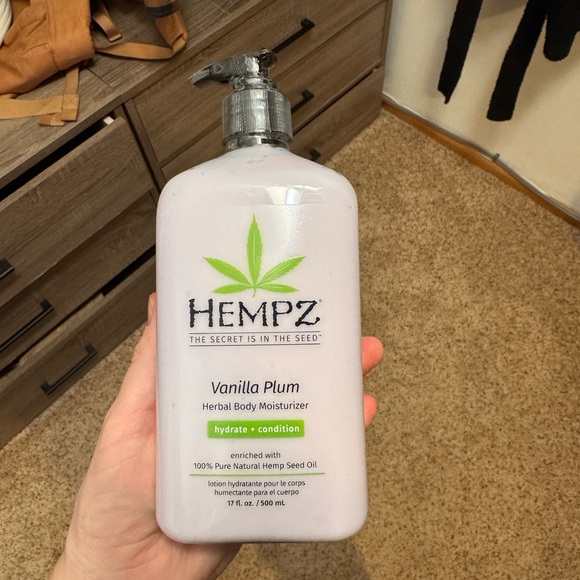 Hempz Vanilla Plum Body Moisturizer - Picture 2 of 3
